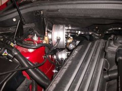 Abgebildet ist der Motorraum des Jeep Grand Cherokee 6.4 SRT nach Autogasumbau